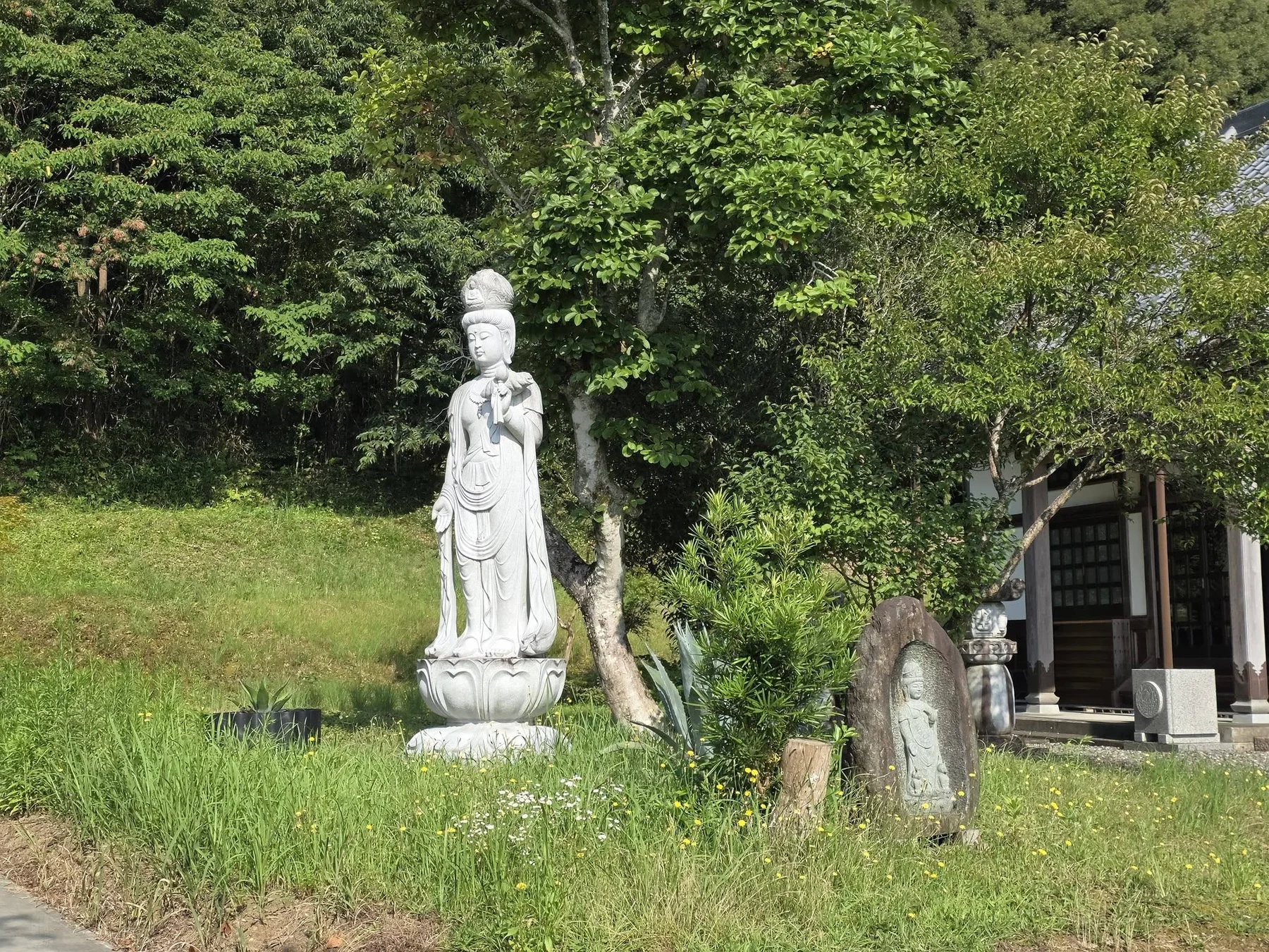 安全寺境内の観音像と石仏
