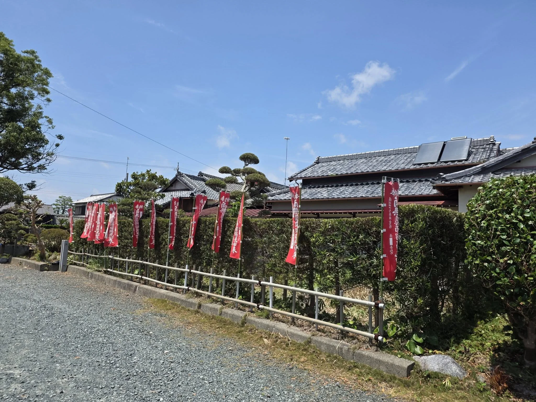 長泉寺参道の奉納旗