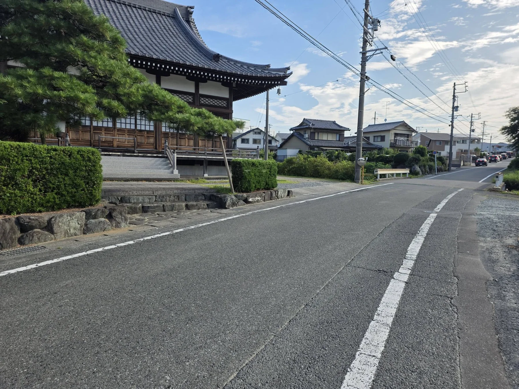 本妙院前の道路と境内外観