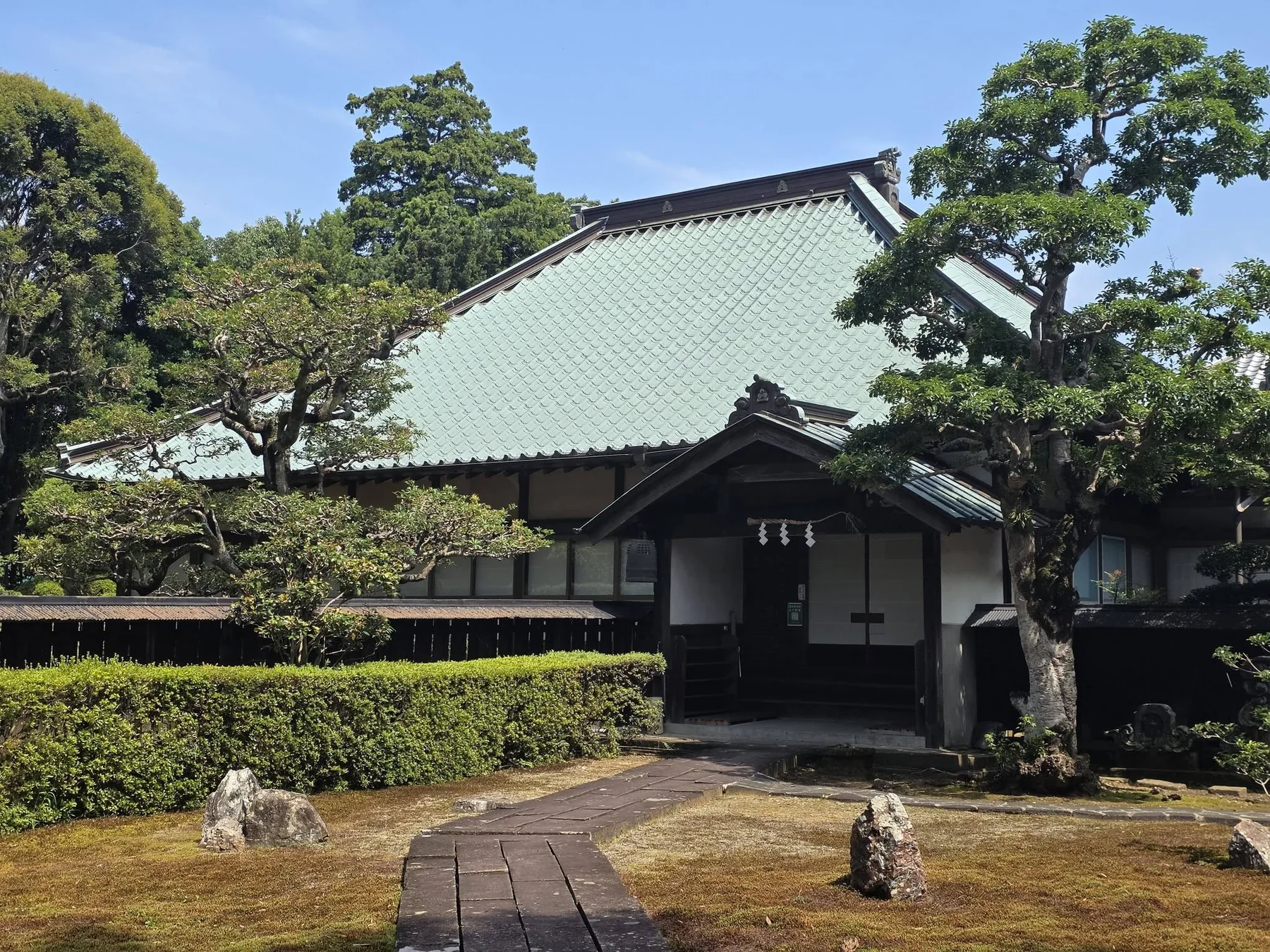 緑青色の屋根をもつ医王寺本堂正面