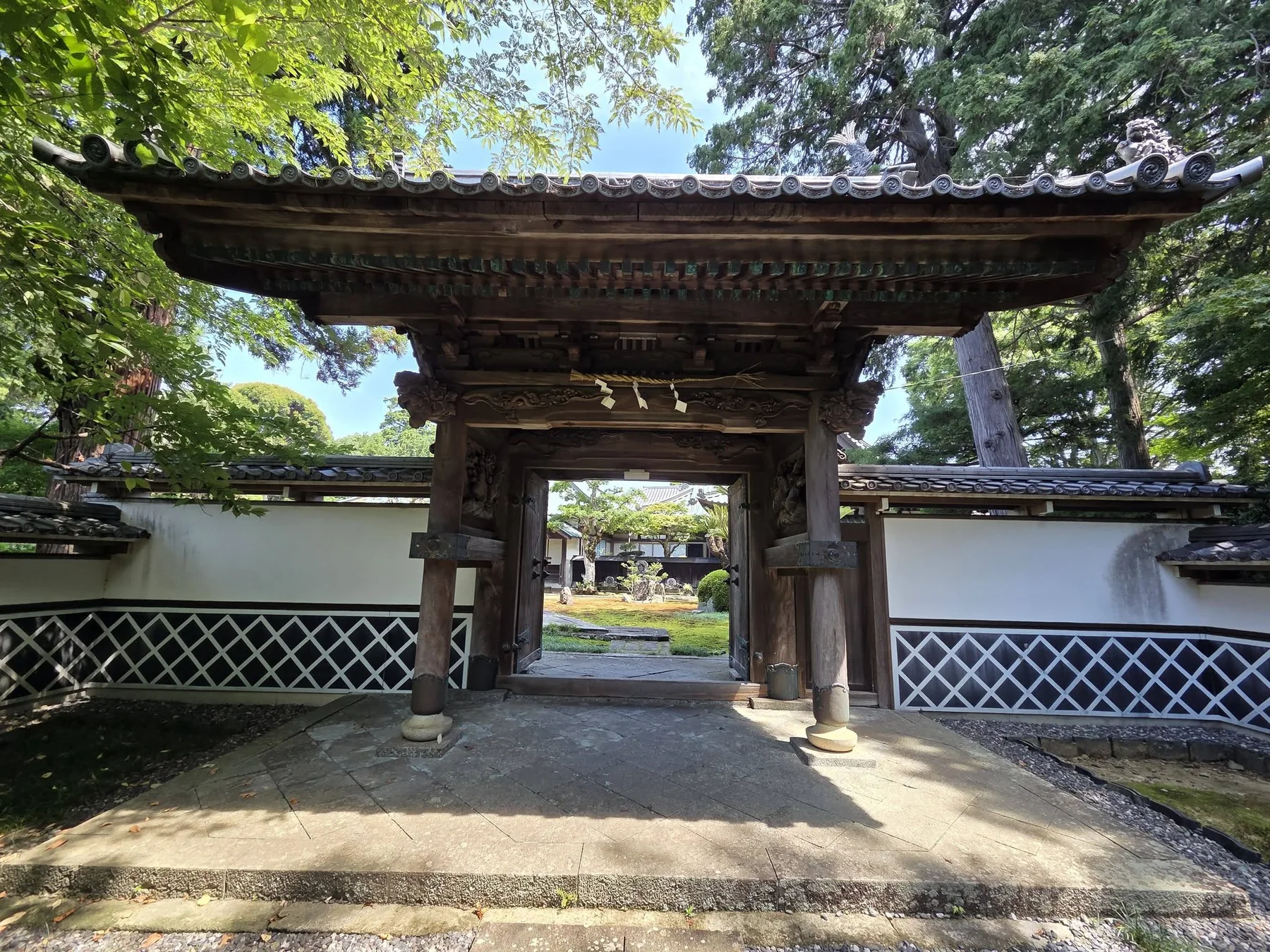医王寺の山門正面