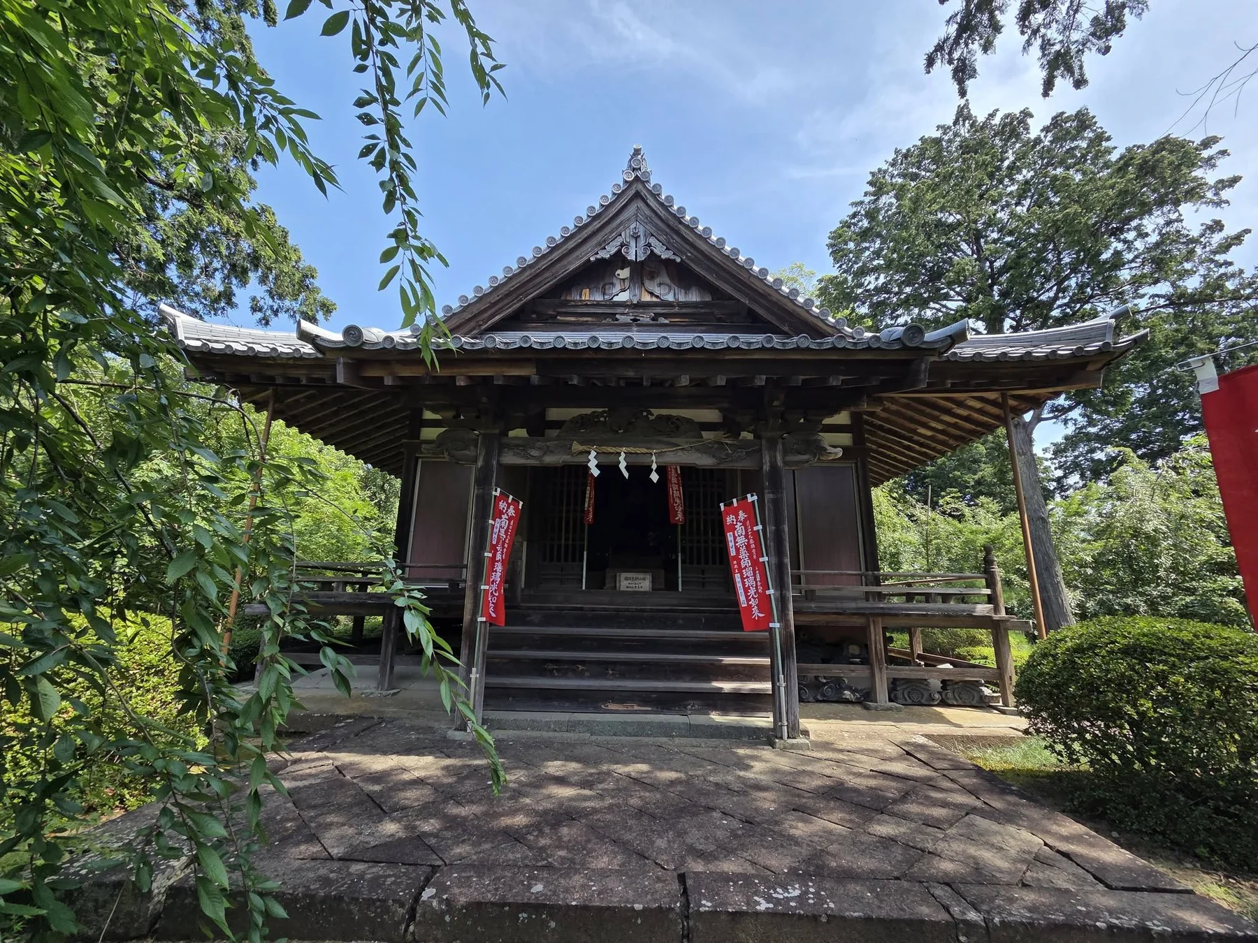 医王寺の薬師如来を祀る堂宇正面