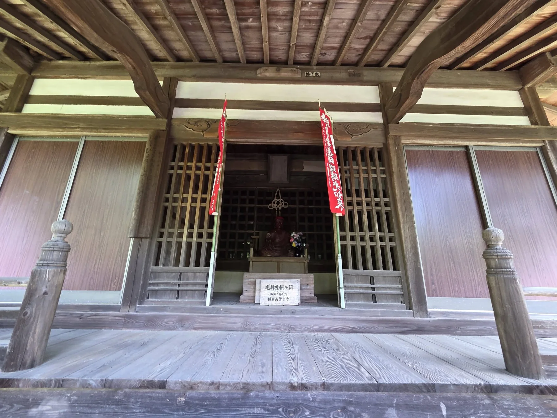 薬師堂内の薬師如来像と納経所案内