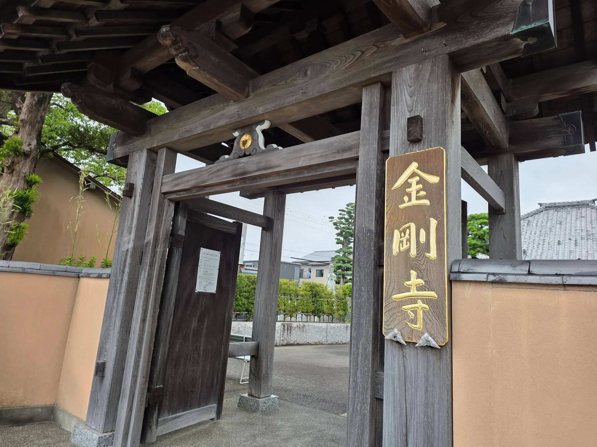 山門の扁額と半鐘