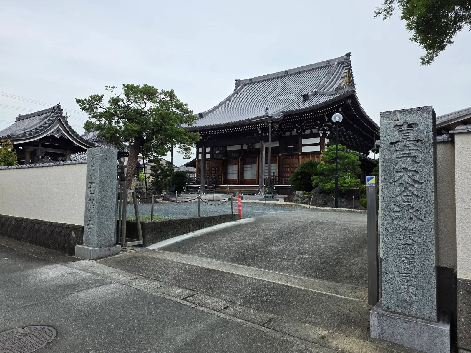 西願寺の入口と本堂