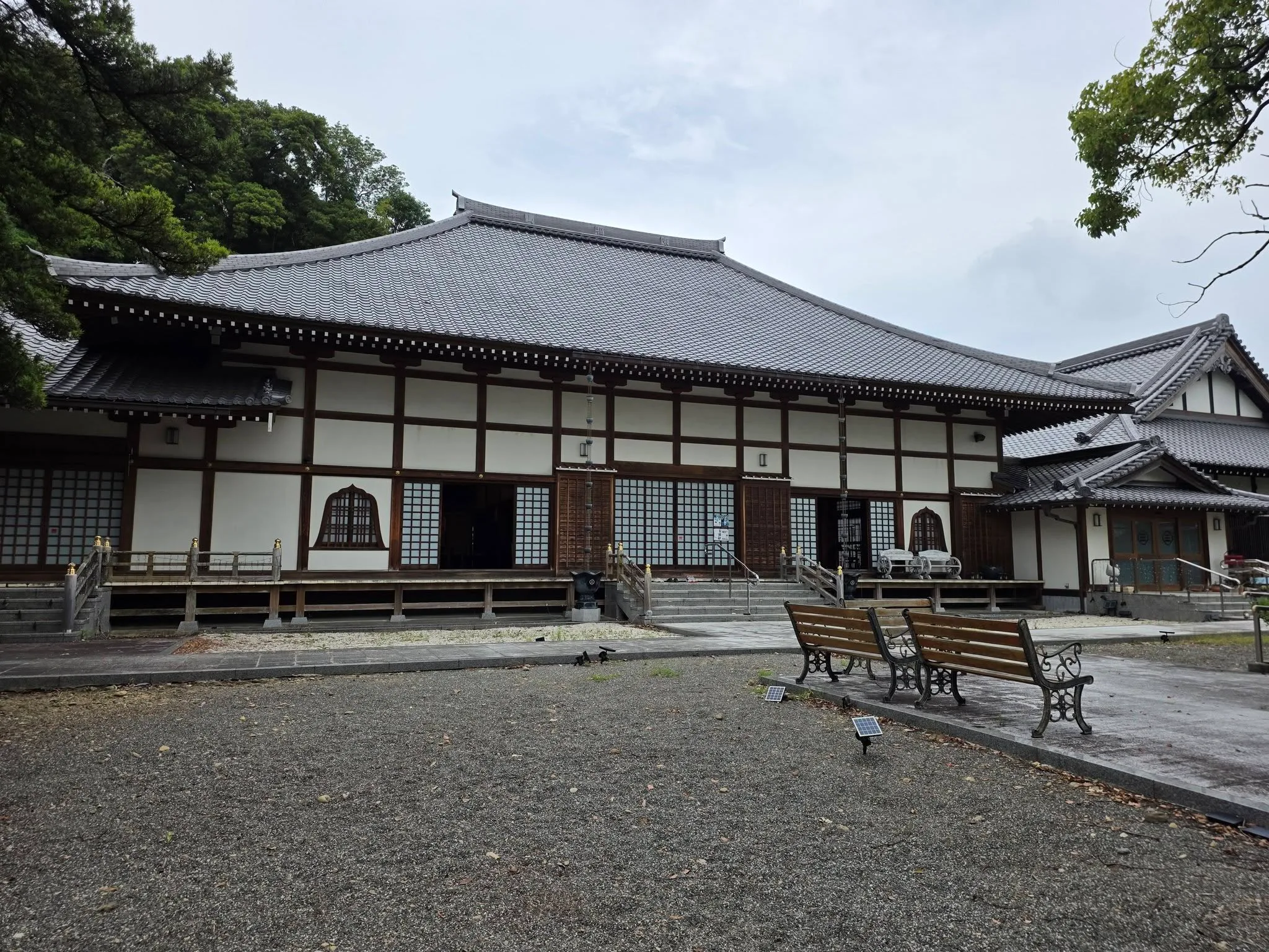 西光寺本堂と境内
