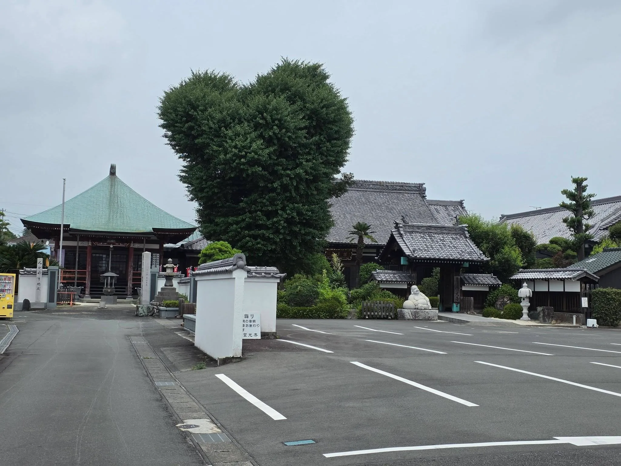 宣光寺の本堂と地蔵堂を含む境内