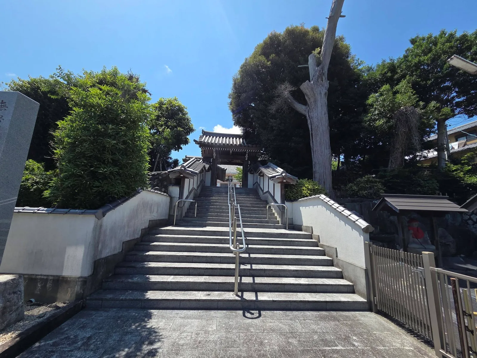 中泉の寺院へ続く参道