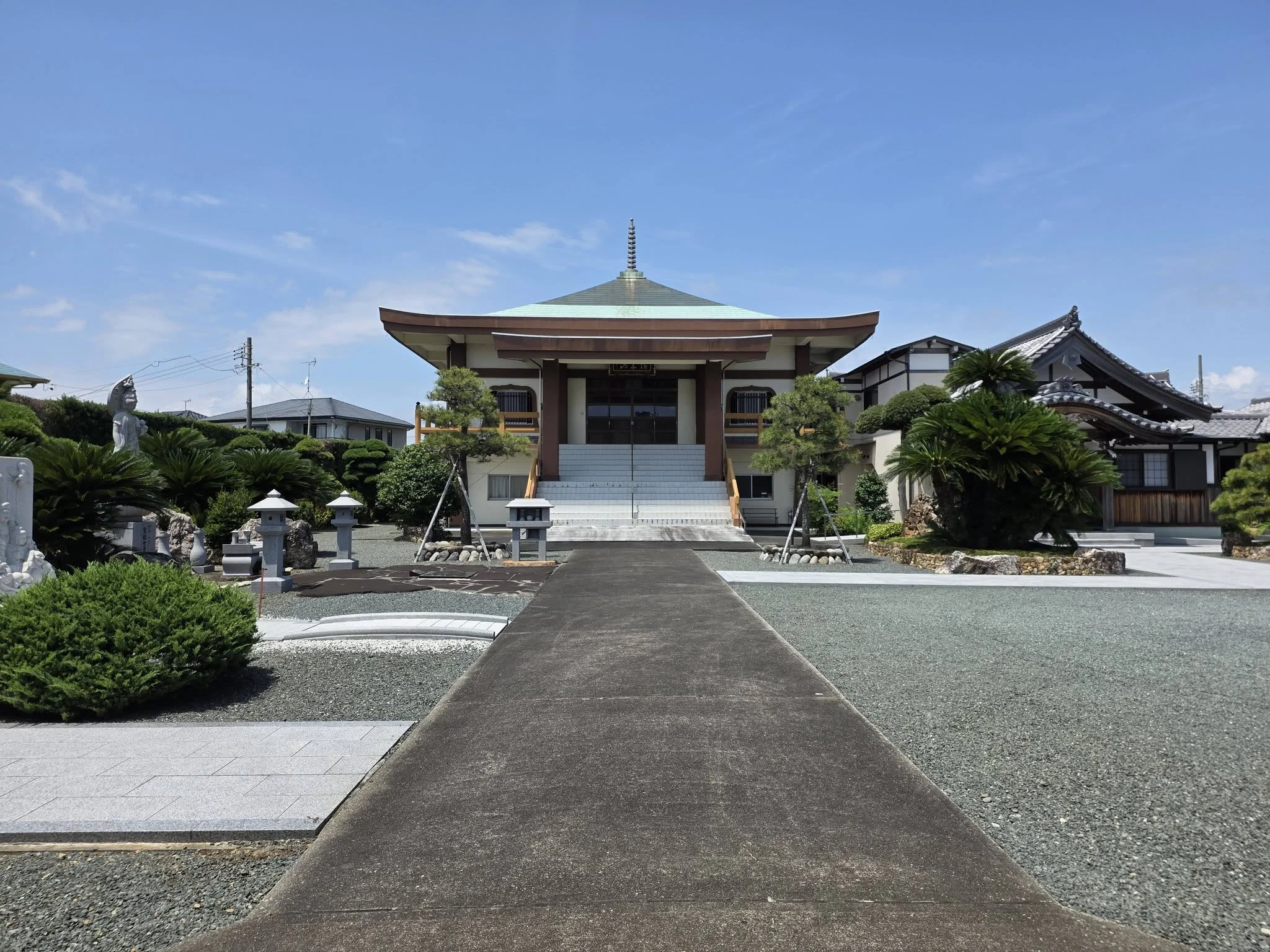正眼院の本堂正面と参道