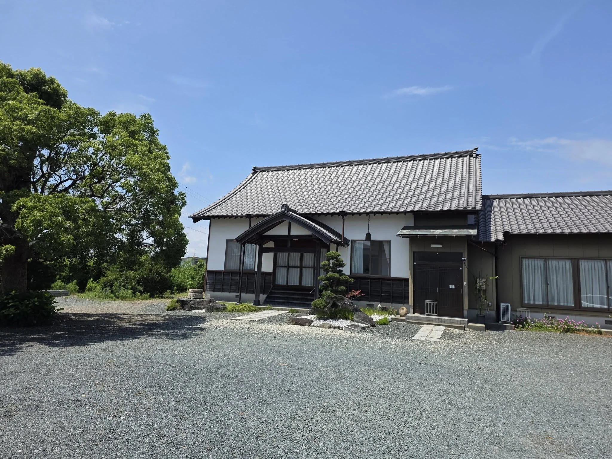 多聞寺の堂宇と境内
