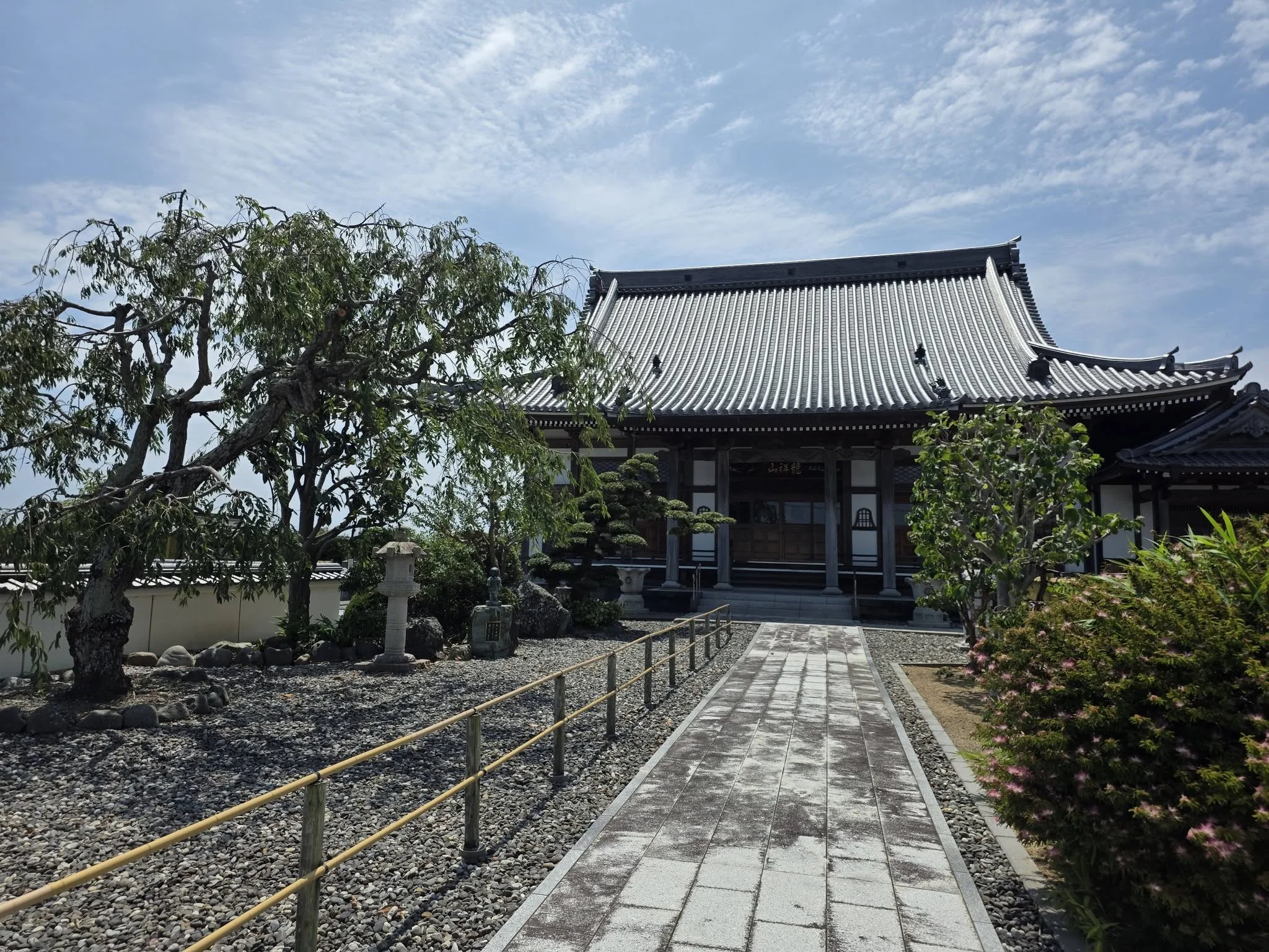 養福寺の本堂正面と参道