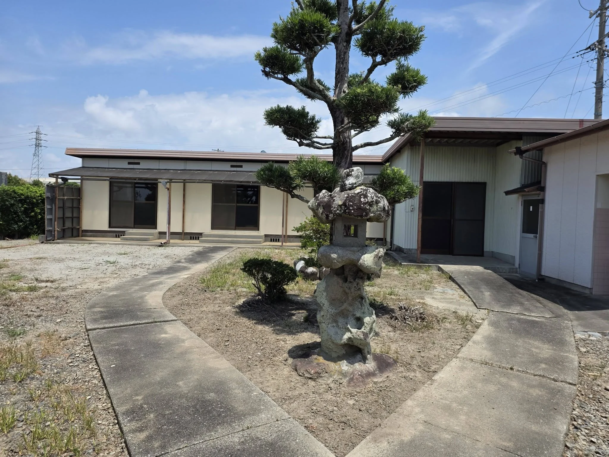 石灯籠越しに見る蔵本寺本堂