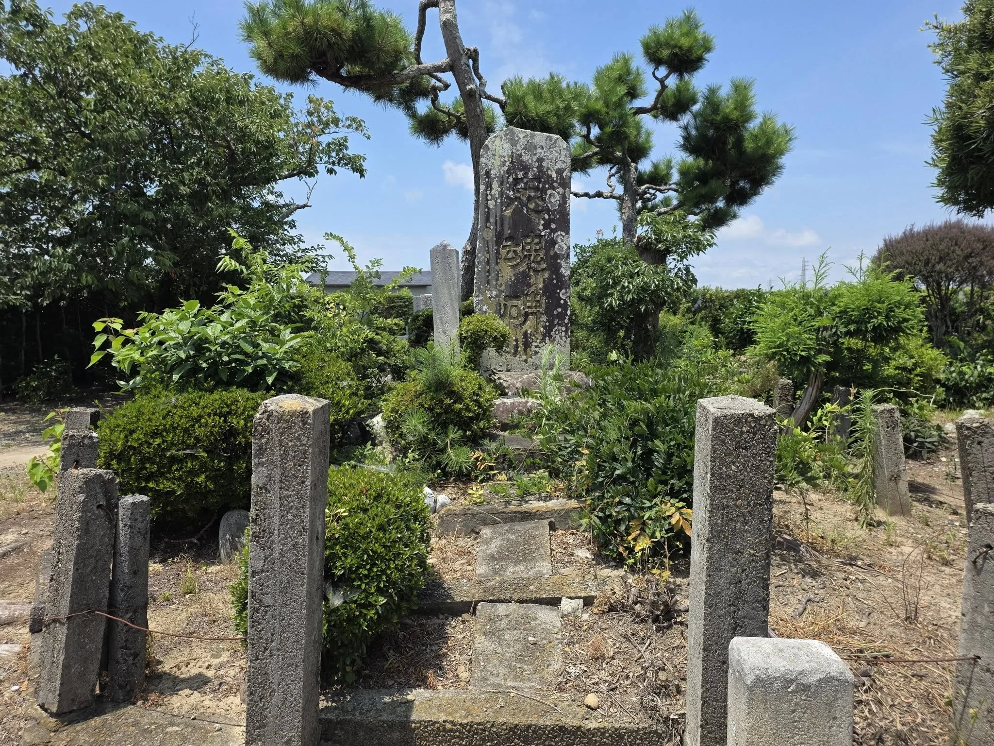蔵本寺境内の石碑