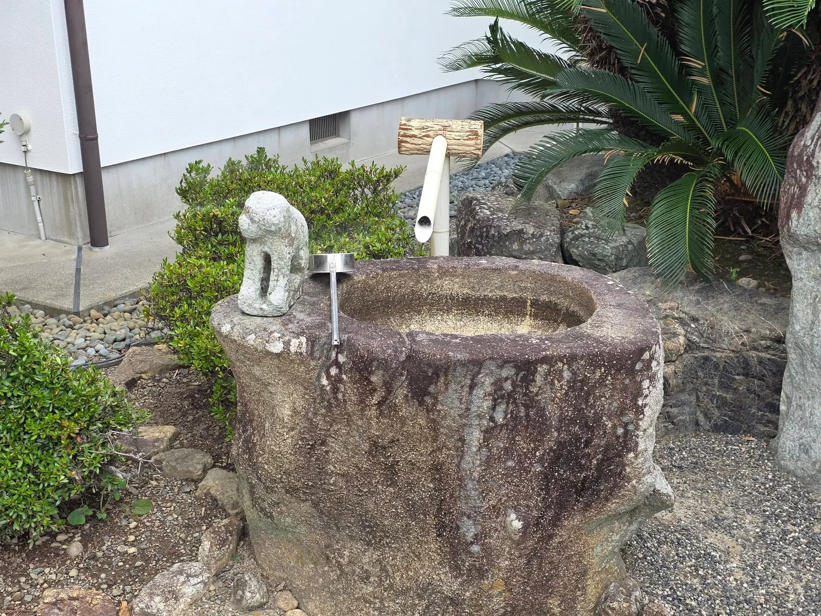 妙法寺の寺号標石と山門